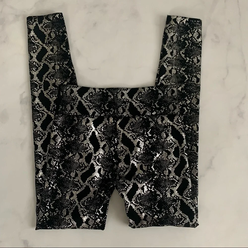 NWOT Zenana Metallic Reptile Print Fleece Lined Leggings